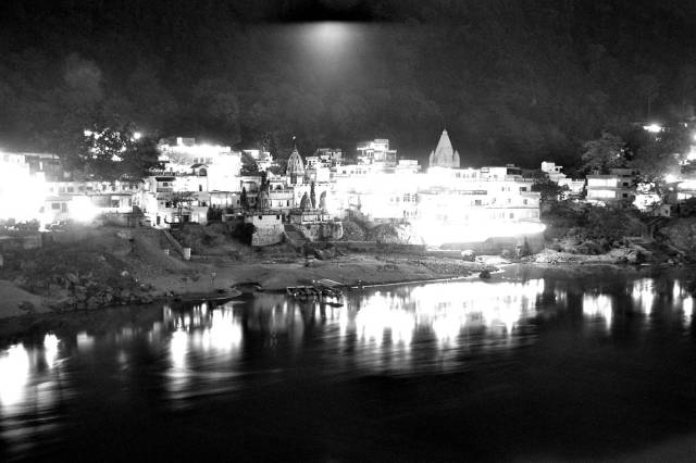 17-eve-rishikesh-laxman-jhula-bw