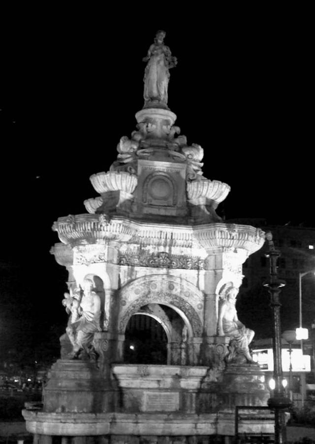 fountain-by-night